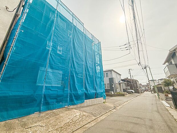 【前面道路 幅員 南東約4.2m】車の通行が少ないので、静かな住環境を維持することができます。