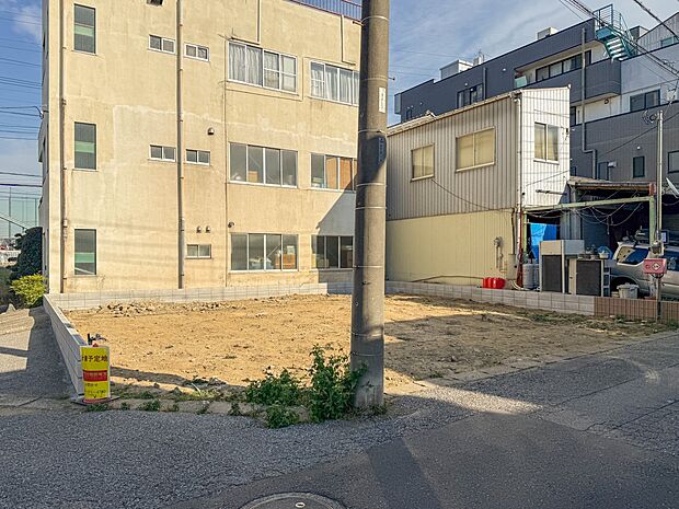 【前面道路 幅員 南東約4.2m】車の通行が少ないので、静かな住環境を維持することができます。