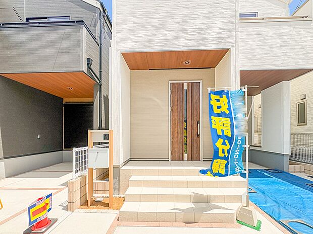 【玄関】家の顔となる玄関は、高いデザイン性が求められます。高級感と断熱性、防犯性に優れた玄関ドアを標準装備。ピッキング対策のセキュリティサムターン等、防犯に考慮しました。