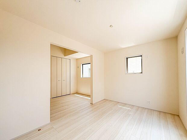 【寝室6帖+5帖】シンプルな内装はおしゃれのポイントです。シンプルは華美より飽きがこないからです。色や模様でおしゃれ感をだす。それがシンプルイズビューティーです。