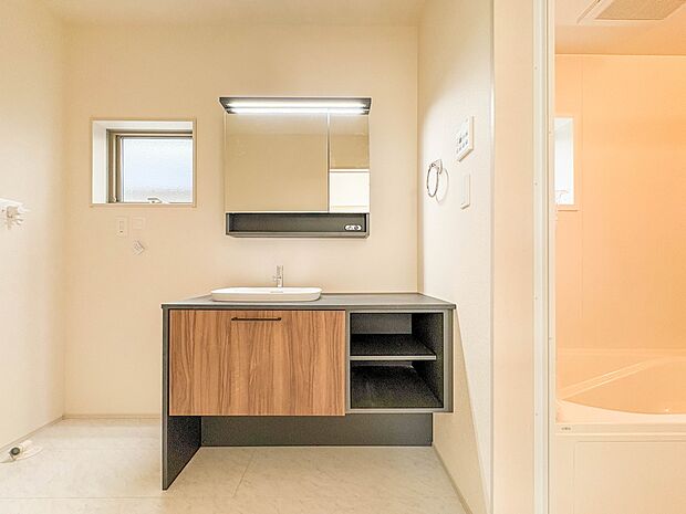【洗面台】 十分な大きさの洗面台は、身だしなみチェックや歯磨きなど、朝の慌ただしい時間でもホテルライクなスペースで余裕とゆとりを感じて頂けます。