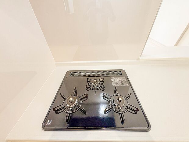 【三口コンロ】奥さま目線で考え、調理に重宝する三口コンロをシステムキッチンに採用、ワイドな洗い場も設けも野菜や食器を洗うのを便利にしました。