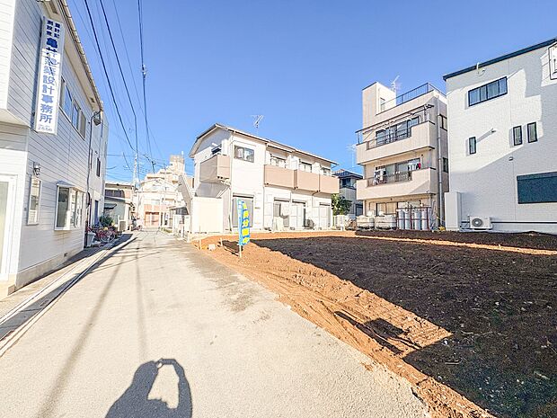 1号棟【前面道路4？】車の通行が少ないので、静かな住環境を維持することができます。