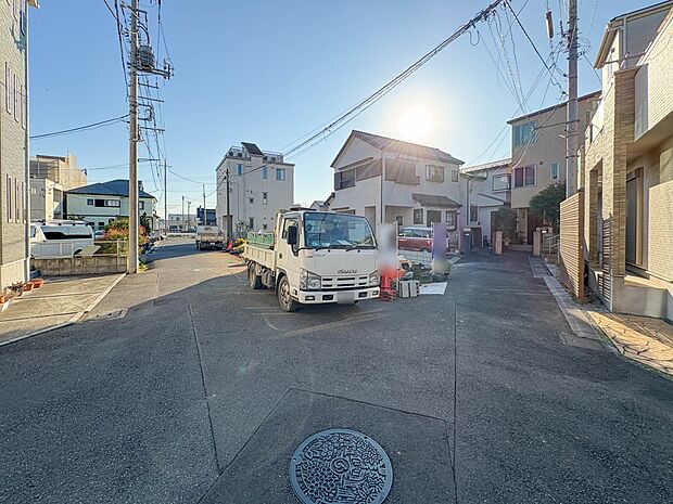 【前面道路】6m×4mの角地となっております。車の通りも少なく閑静な住宅街です。