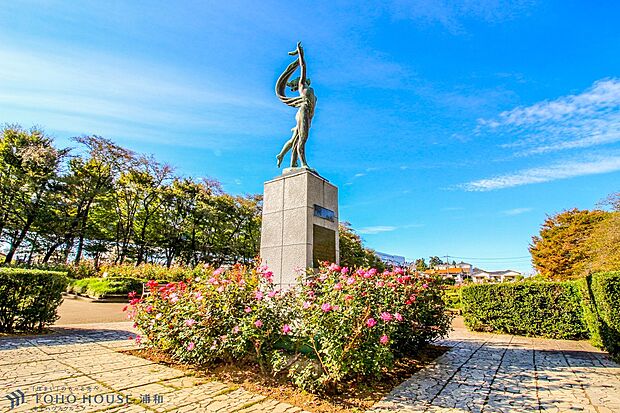 公園 1100m 与野公園(鮮やかな色が美しいバラ園がたいへん人気があります。観光客も各地から多く訪れます。遊具広場もあり、家族や親子、お友だち同士のリラックススペースになっています。)