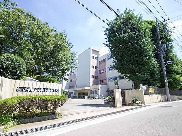 小学校 750m 与野本町小学校(子供達の学校生活の治安を守る地域の後援会、「子どもを見守り隊」、PTAの熱心な支援によって発展してきた学校です。○かしこい子 ○心ゆたかな子 ○たくましい子…