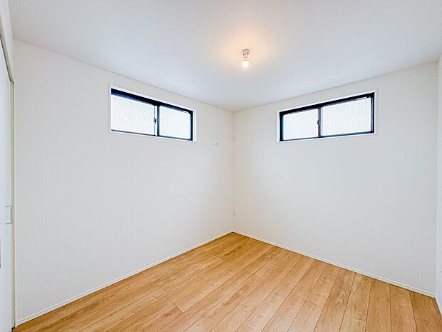【子供部屋5.2帖】お子様のお部屋にぴったりなクロークを備えたフローリング仕様の洋室です。