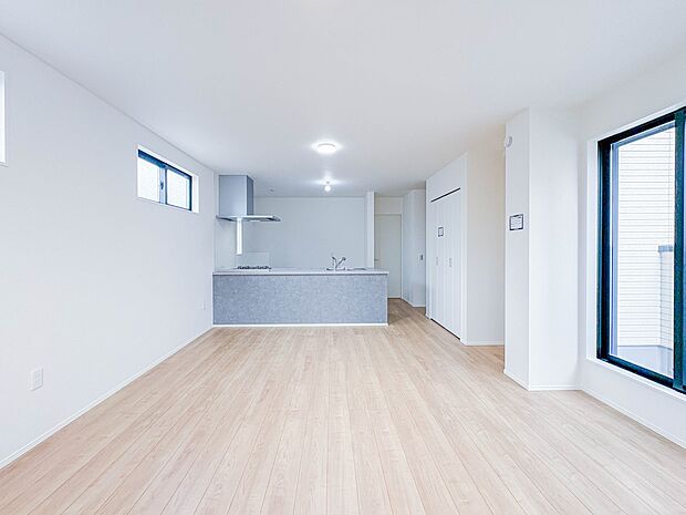 【LDK17.1帖】シンプルなデザインの家は風情がある。住む人のこだわりを感じる。外観も内装もいたってシンプル。居心地がよく、家事や趣味、子育てなどにも集中できる。家も人間も熟成するほどシン…