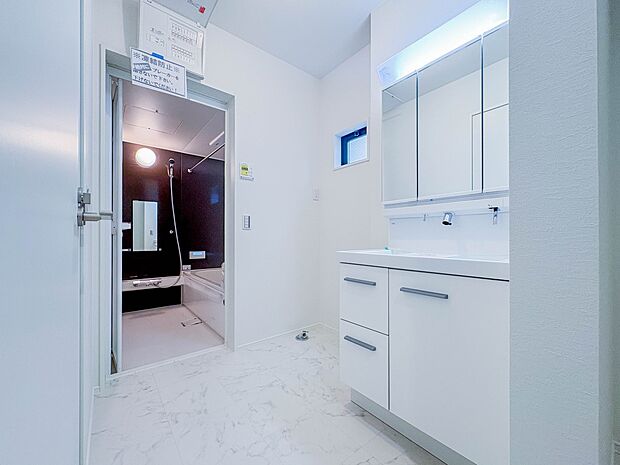 【脱衣所】洗面所は小さなプライベートスペース。歯磨き、洗顔と毎日施す個人空間。