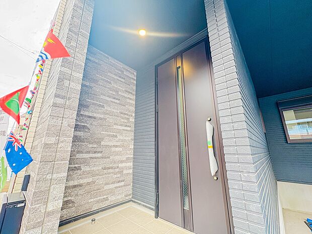 【玄関】家の顔となる玄関は、高いデザイン性が求められます。高級感と断熱性、防犯性に優れた玄関ドアを標準装備。ピッキング対策のセキュリティサムターン等、防犯に考慮しました。