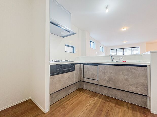 【キッチン】ナチュラルな自然光の中での調理。会話が弾む対面型キッチン。お洒落な食器類を余裕で収納できるスペース。動きやすい女性目線のキッチン動線。これからはお料理をつくる時間が劇的に変わりま…