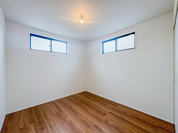 【子供部屋5帖】お子様のお部屋にぴったりなクロークを備えたフローリング仕様の洋室です。