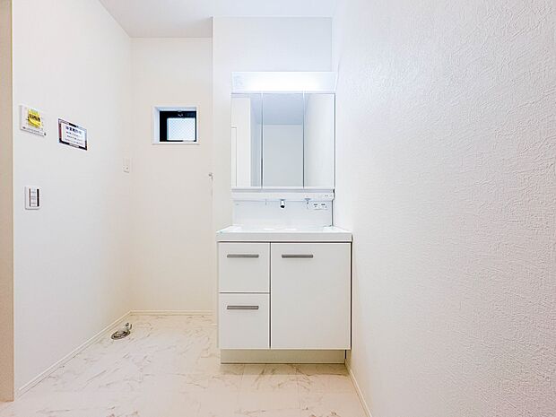 【洗面台】 十分な大きさの洗面台は、身だしなみチェックや歯磨きなど、朝の慌ただしい時間でもホテルライクなスペースで余裕とゆとりを感じて頂けます。