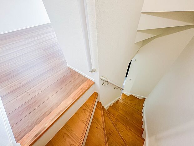 【手すり付階段】手すりがないと階段の昇り降りで危険なことはもちろん、壁に手をつきながら歩くことで壁紙が汚れやすくなります。すべての方に快適に昇り降りしていただくため、手すりを設置しました。