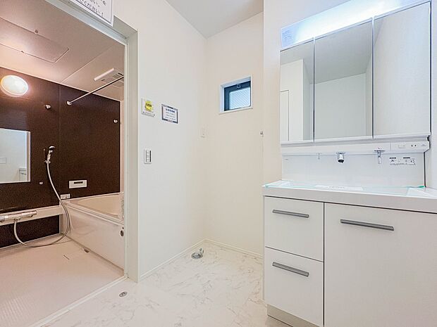 【ランドリースペース】毎日使う洗濯機。しっかりと奥行きのある置き場が確保されています。