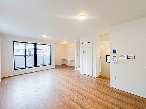 【LDK19.5帖】シンプルなデザインの家は風情がある。住む人のこだわりを感じる。外観も内装もいたってシンプル。居心地がよく、家事や趣味、子育てなどにも集中できる。家も人間も熟成するほどシン…