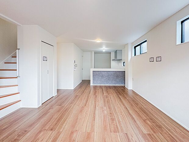 【LDK19.5帖】忙しい朝でも家族揃って食事をしたいゆとりあるダイニングスペース。