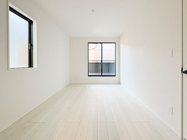 【子供部屋】お子様のお部屋にぴったりなクロークを備えたフローリング仕様の洋室です。