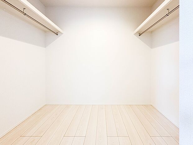 【WIC（ウォークインクローゼット）】  たくさんの洋服をかけてもシワになりにくいウォークインクローゼット。洋服以外にも、普段使わない家電やスーツケース、ストック品など何でも片付く嬉しい空間…