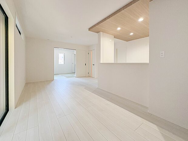 【ダイニングキッチン】会話でホッとコミュニケーションできるリビング。料理でホッとハピネスになるキッチンなど。人をホッとさせる最新設備・仕様を採用しています。