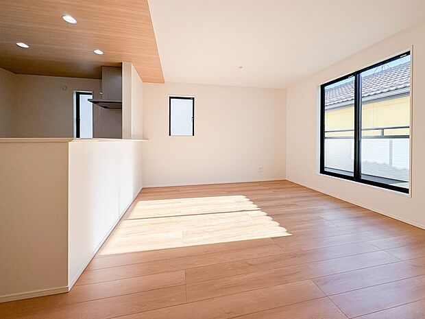 【ダイニングキッチン】会話でホッとコミュニケーションできるリビング。料理でホッとハピネスになるキッチンなど。人をホッとさせる最新設備・仕様を採用しています。