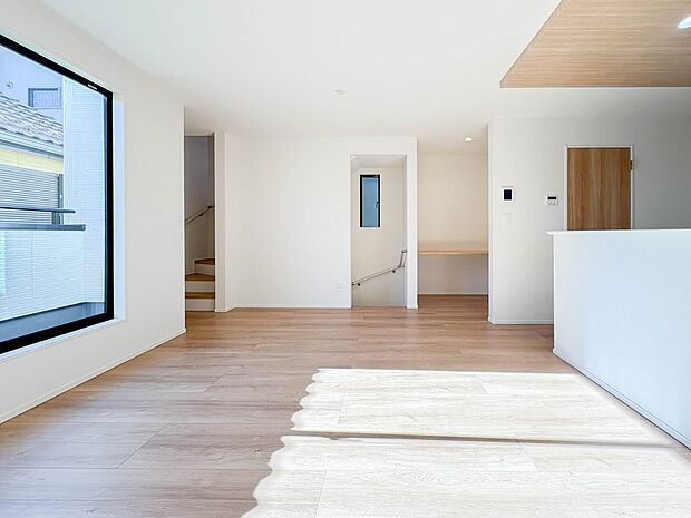 【ダイニング】広々としたリビングダイニング。ゆったりとしたキッチン。生活動線をLDK に集中させ、ご家族が過ごしやすい空間設計にしました。