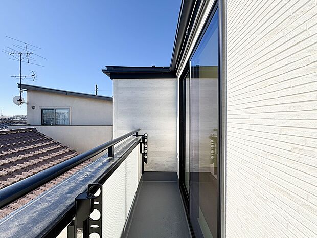 【眺望】朝の澄んだ空気や、夕方に吹く清々しい風を五感で感じられるバルコニー。