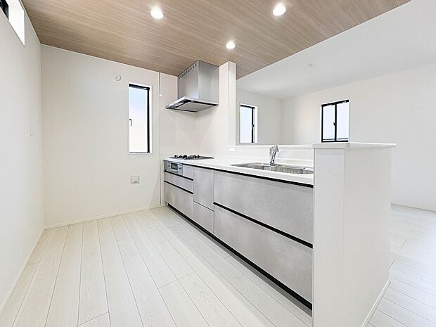 【キッチン】ナチュラルな自然光の中での調理。会話が弾む対面型キッチン。お洒落な食器類を余裕で収納できるスペース。動きやすい女性目線のキッチン動線。これからはお料理をつくる時間が劇的に変わりま…