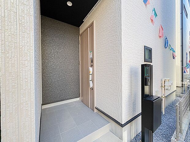 【玄関】家の顔となる玄関は、高いデザイン性が求められます。高級感と断熱性、防犯性に優れた玄関ドアを標準装備。ピッキング対策のセキュリティサムターン等、防犯に考慮しました。