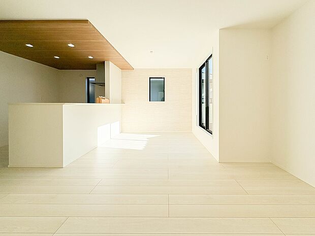 【リビング】インテリアショップで見掛けた「あの家具」も置ける、ゆったりとした空間。時に広さが上質な寛ぎの時間になる事も。