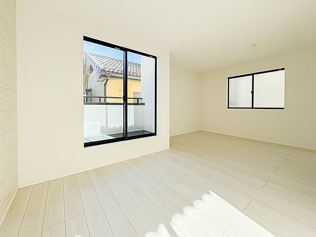 【子供部屋】お子様のお部屋にぴったりなクロークを備えたフローリング仕様の洋室です。