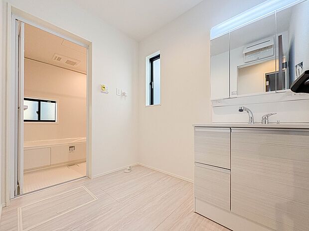 【洗面台】十分な大きさの洗面台は、身だしなみチェックや歯磨きなど、朝の慌ただしい時間でもホテルライクなスペースで余裕とゆとりを感じて頂けます。