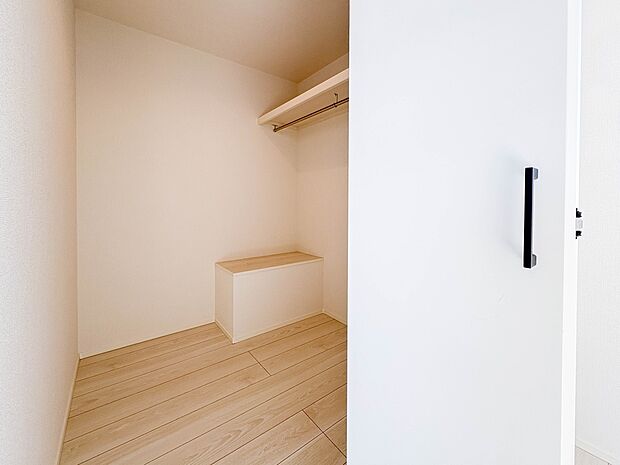 【WIC(ウォークインクローゼット)】何より、中に入れば全ての服が見てわかるので選択しやすいんです。朝の忙しいときなど便利だな〜と思いますよ。一つのスペースで済むって所がいいんですよね。