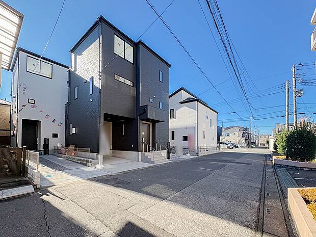 【前面道路】家の前をまっすぐの通りが走っている。クルマは少なく、人々は毎朝、ウォーキング、ジョギング、犬の散歩など、フリーな朝時間を過ごしている。