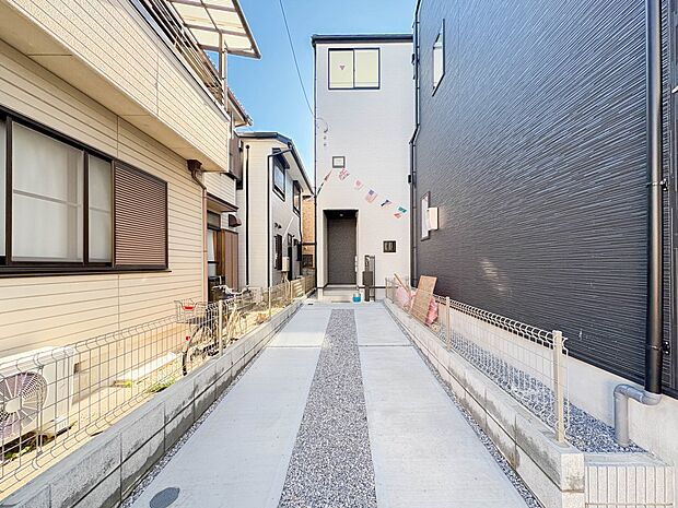 【駐車場】カースペース2台可／駐輪スペース。広々カースペースです。自転車、バイクなども置き場に困りません。