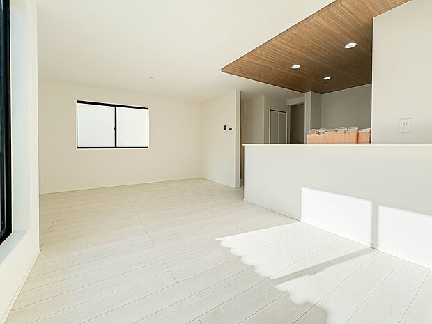 【リビングダイニング】シンプルなデザインの家は風情がある。住む人のこだわりを感じる。外観も内装もいたってシンプル。居心地がよく、家事や趣味、子育てなどにも集中できる。家も人間も熟成するほどシ…