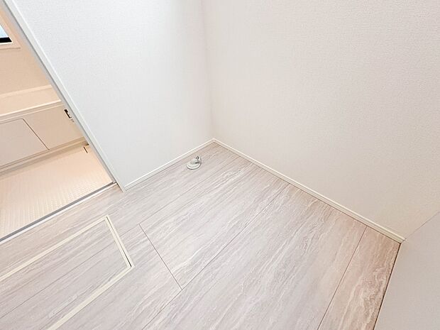 【ランドリースペース】毎日使う洗濯機。しっかりと奥行きのある置き場が確保されています。