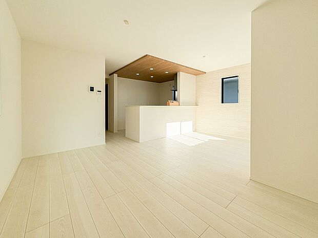 【ダイニングキッチン】料理をしながら、後片付けをしながら二人で会話を楽しみたい空間。