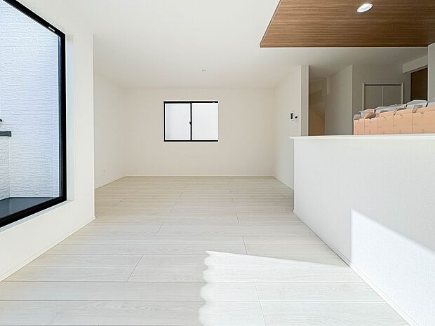 【ダイニング】広々としたリビングダイニング。ゆったりとしたキッチン。生活動線をLDK に集中させ、ご家族が過ごしやすい空間設計にしました。