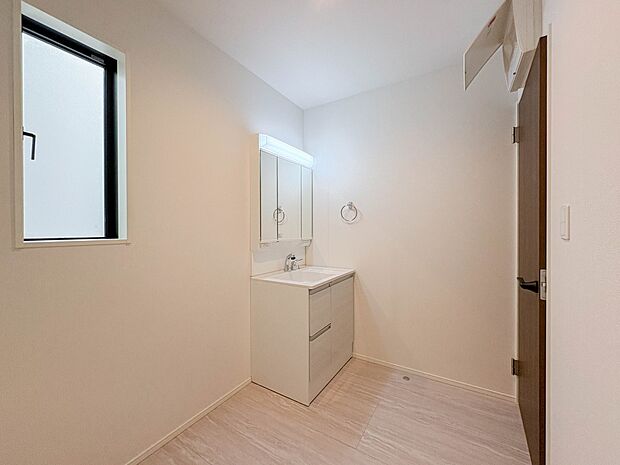 【脱衣所】脱衣所、洗面所は小さなプライベートスペース。歯磨き、洗顔と毎日施す個人空間。