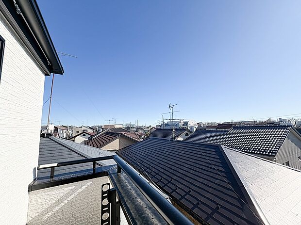 【眺望】朝の澄んだ空気や、夕方に吹く清々しい風を五感で感じられるバルコニー。