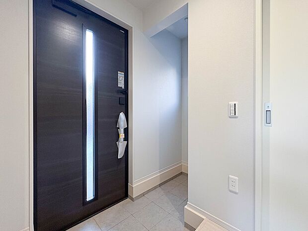 【玄関】スタイリッシュかつ品のある玄関。晴れの日も、雨の日も、風の日も、ご家族やお客さまを安心して迎えます。