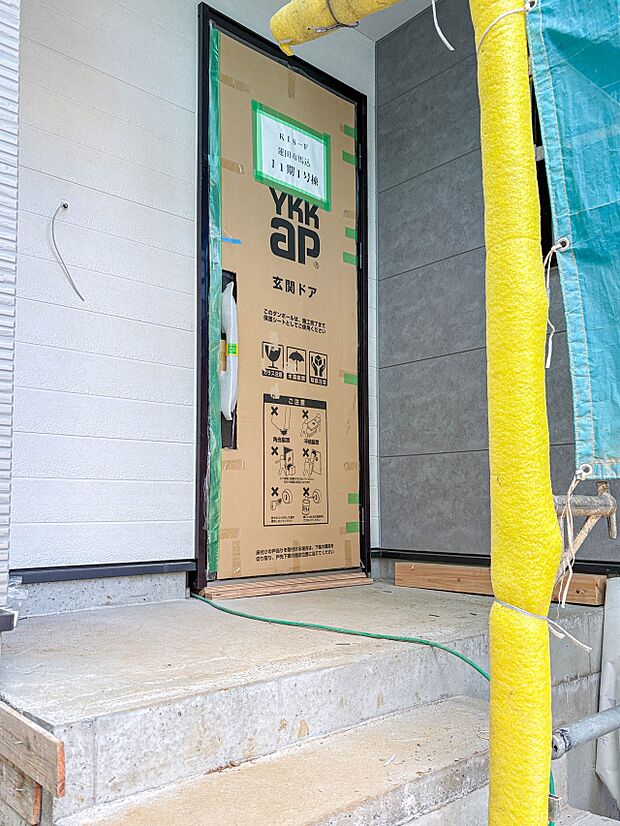 【玄関】玄関はおうちの顔と言われます。玄関アプローチは、外観デザインの印象を左右します。ご家族の個性を出しながら、素敵な玄関でお客様をお迎えしてください。