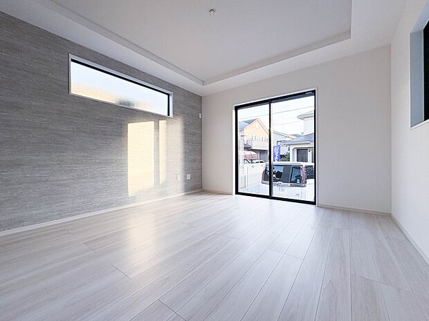 【リビング】インテリアショップで見掛けた「あの家具」も置ける、ゆったりとした空間。時に広さが上質な寛ぎの時間になる事も。