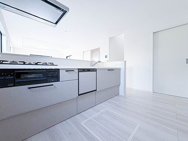 【カウンターキッチン】リビングにいるお子様と会話をしながら家事ができるカウンターキッチン。いま手があいているか、忙しそうなのか相手の様子を伺いながらコミュニケーションをとる訓練にもなります。…