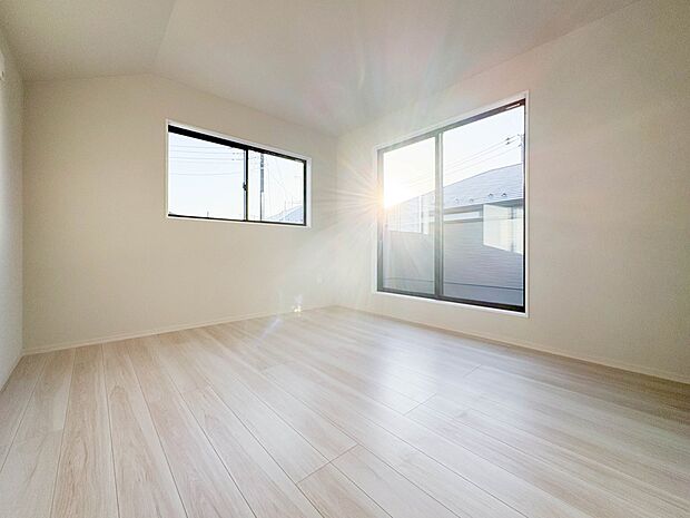 【子供部屋】お子様のお部屋にぴったりなクロークを備えたフローリング仕様の洋室です。