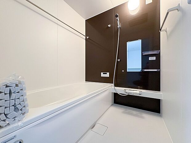 【浴室】足を伸ばして入ることのできる1坪タイプのユニットバス