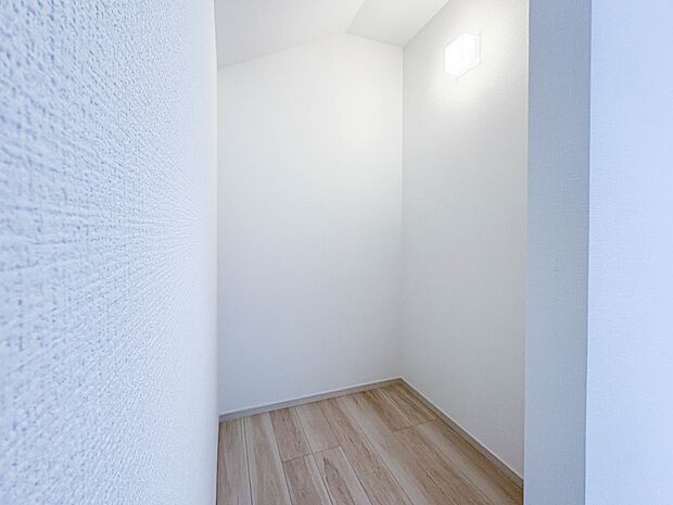 【WIC(ウォークインクローゼット)】何より、中に入れば全ての服が見てわかるので選択しやすいんです。朝の忙しいときなど便利だな~と思いますよ。一つのスペースで済むって所がいいんですよね。