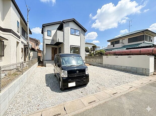 【前面道路】家の前をまっすぐの通りが走っている。クルマは少なく、人々は毎朝、ウォーキング、ジョギング、犬の散歩など、フリーな朝時間を過ごしている。