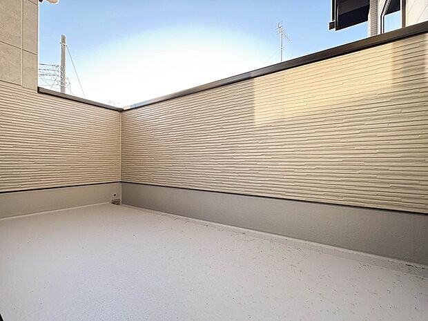 【バルコニー】 バルコニーから差し込む陽光・通風は、住環境・快適性と共に有り続ける貴重な「財産」です。